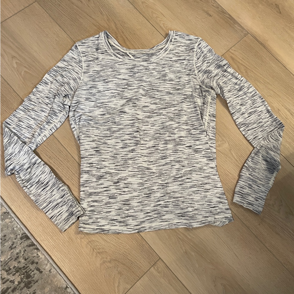 Lululemon open-tie back long sleeve shirt, thumb holes, size 6